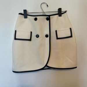 Cider White Skirt Size Small. NWT